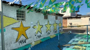 Moradores do Cruzeiro transformam beco em torcida pela Copa
