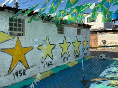 Moradores do Cruzeiro transformam beco em torcida pela Copa