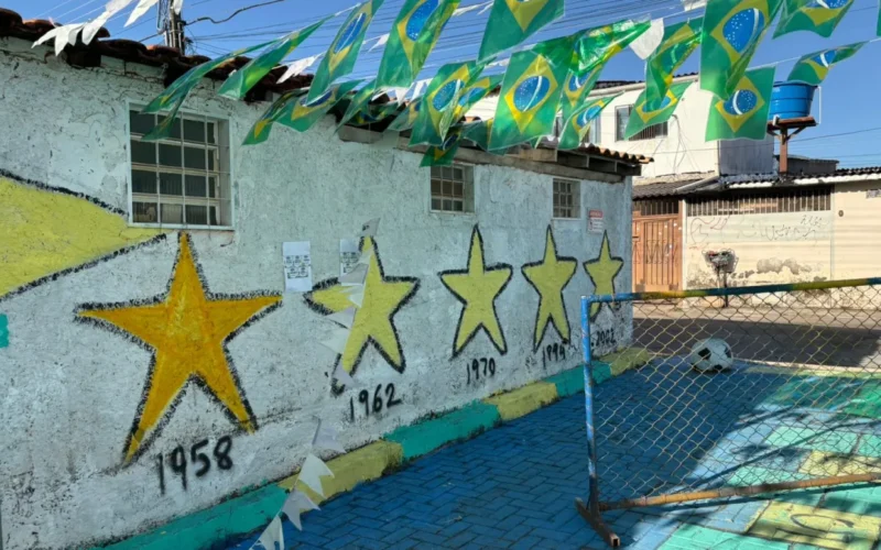 Moradores do Cruzeiro transformam beco em torcida pela Copa