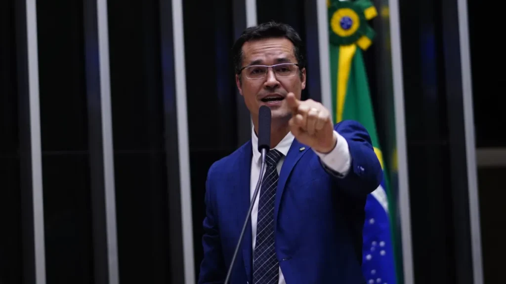Dallagnol pode lançar esposa ao Senado se tiver candidatura barrada