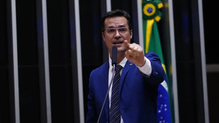 Dallagnol pode lançar esposa ao Senado se tiver candidatura barrada