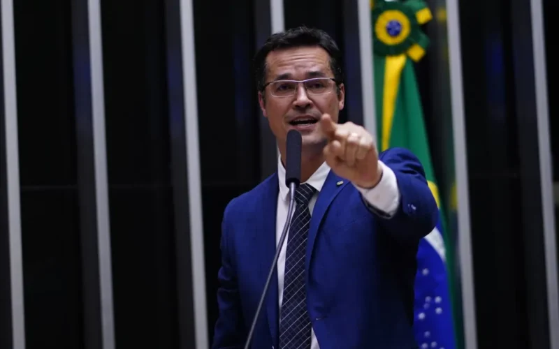 Dallagnol pode lançar esposa ao Senado se tiver candidatura barrada