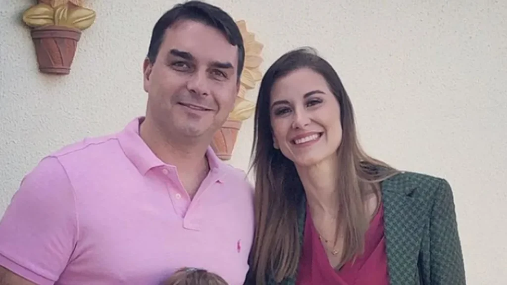 Esposa de Flávio Bolsonaro defende senador após crítica de Michelle