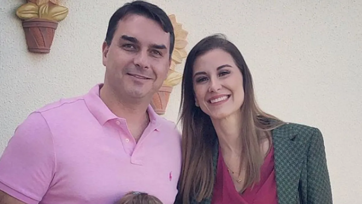 Esposa de Flávio Bolsonaro defende senador após crítica de Michelle