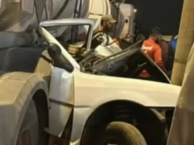 Motorista morre após carro ficar prensado entre caminhão e poste em GO