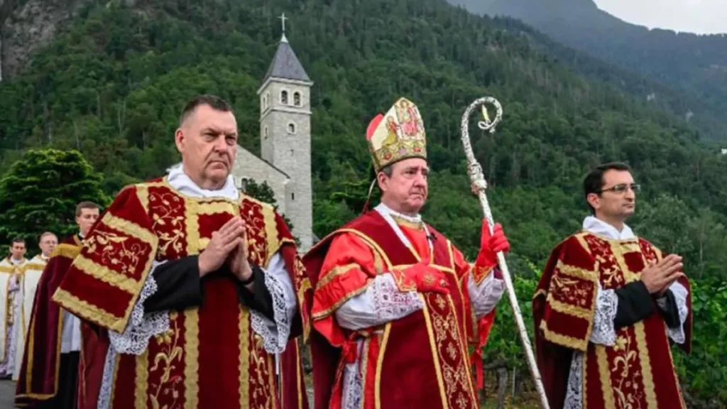 Vaticano excomunga grupo ultratradicionalista por ordenar bispos sem aprovação