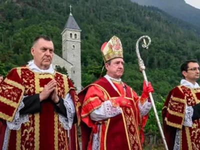 Vaticano excomunga grupo ultratradicionalista por ordenar bispos sem aprovação