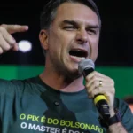 Flávio diz fazer papel de Lula nos EUA e adia volta por tarifaço