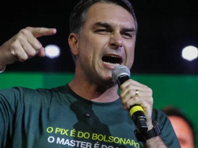 Flávio diz fazer papel de Lula nos EUA e adia volta por tarifaço