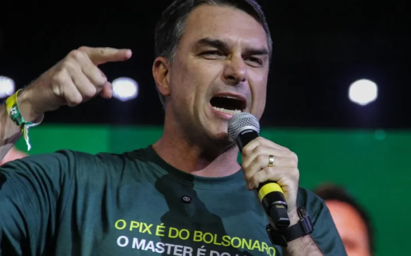 Flávio diz fazer papel de Lula nos EUA e adia volta por tarifaço