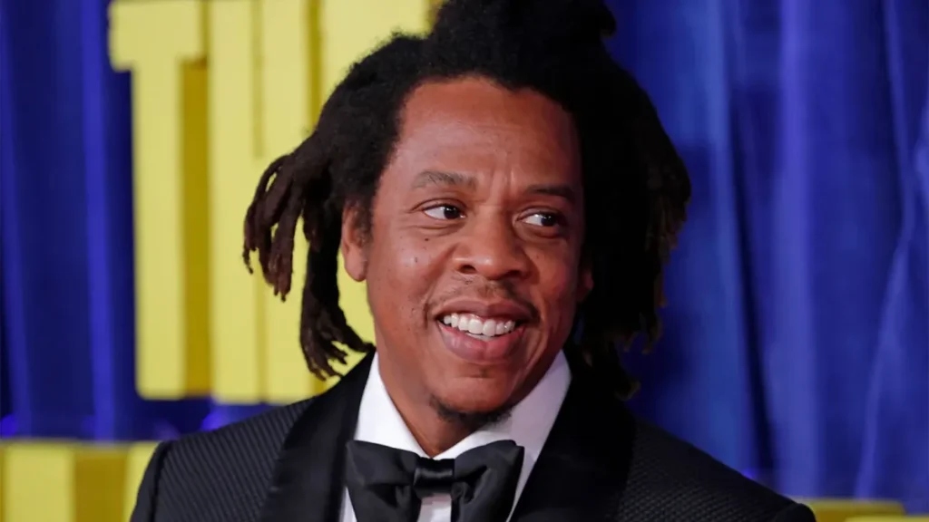 Rihanna volta ao palco em show de Jay-Z e brinca: 'Estou enferrujada