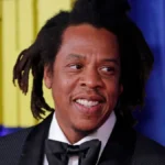 Rihanna volta ao palco em show de Jay-Z e brinca: 'Estou enferrujada