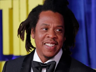 Rihanna volta ao palco em show de Jay-Z e brinca: 'Estou enferrujada