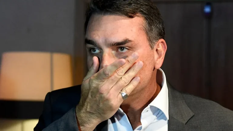 Flávio recorre ao STF contra veto de contato com Bolsonaro