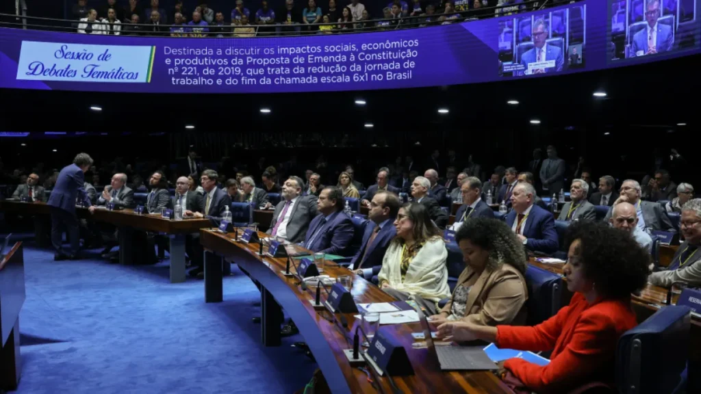 Senado aprova pena maior para crimes contra médicos e professores