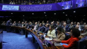 Senado aprova pena maior para crimes contra médicos e professores