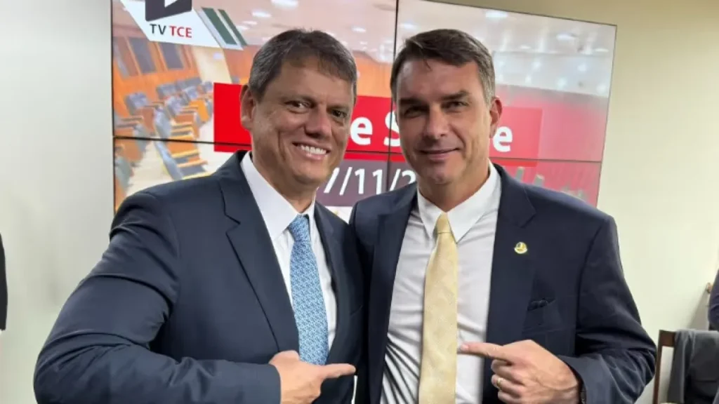 Flávio Bolsonaro muda campanha para SP e se aproxima de Tarcísio