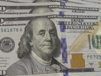 Dólar abre estável com IPCA-15 abaixo do esperado e Fed no foco