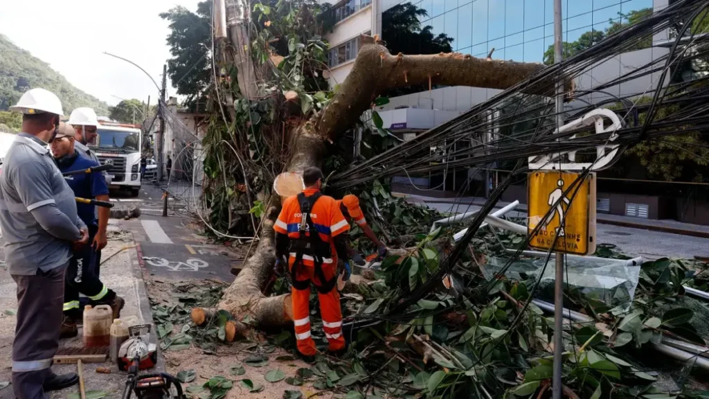 Especialistas defendem rede elétrica mais resiliente após temporal no Rio