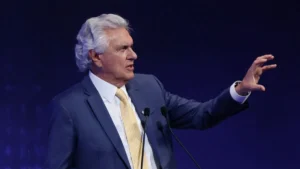 Caiado: “O rei protege o príncipe” e compara Lula a Bolsonaro