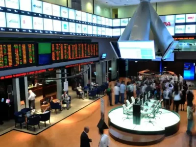 Bolsa abre após atraso na B3; dólar sobe com Fed e balanços