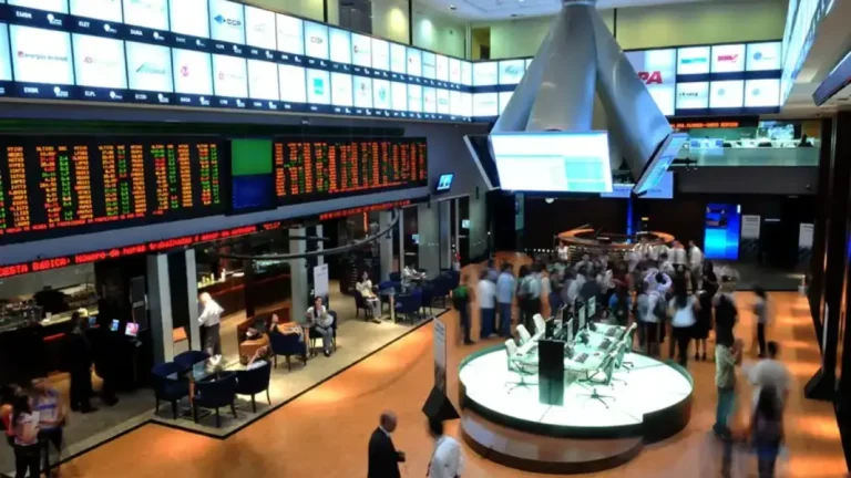 Bolsa abre após atraso na B3; dólar sobe com Fed e balanços