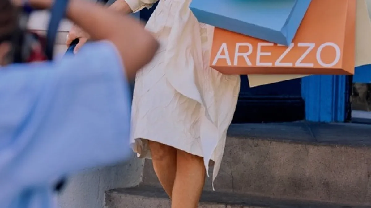 Sarah Jessica Parker é flagrada com sacolas da Arezzo em NY