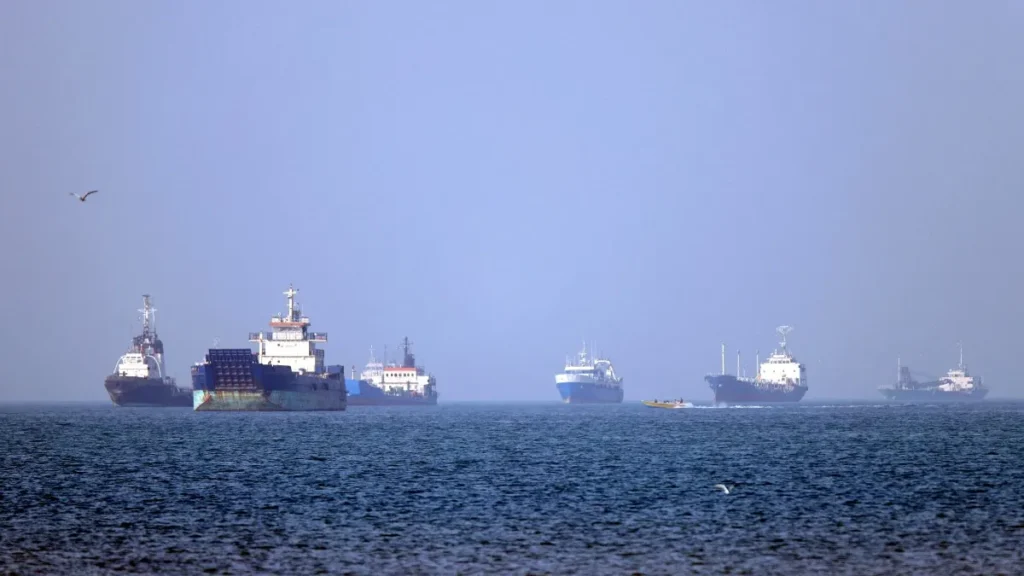 Irã e Omã avançam em acordo para navegação segura no Estreito de Ormuz