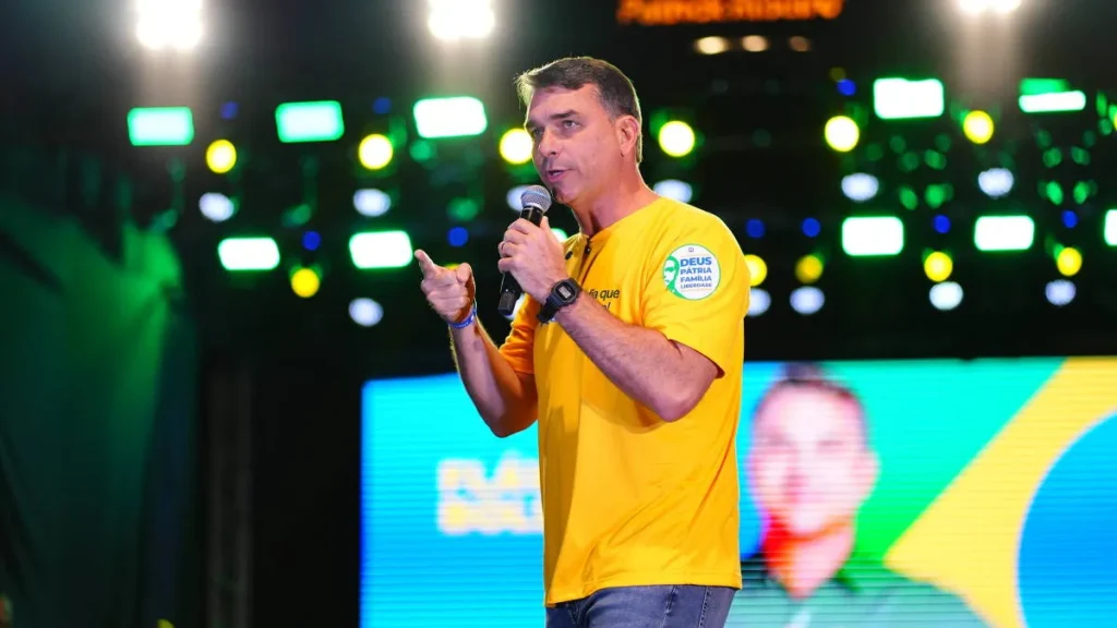 Flávio Bolsonaro diz que aceitará resultado e vê TSE diferente de 2022