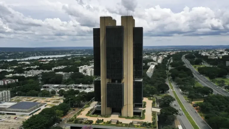 Banco Central corta Selic para 14% ao ano, quarta redução seguida