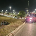 Carro capota na EPIA Sul e motorista é socorrido