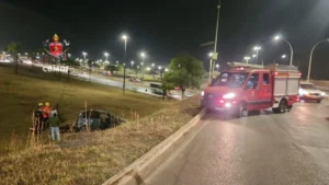 Carro capota na EPIA Sul e motorista é socorrido