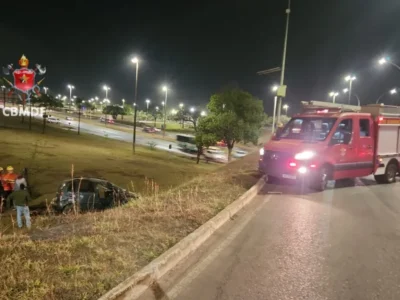 Carro capota na EPIA Sul e motorista é socorrido