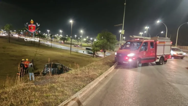 Carro capota na EPIA Sul e motorista é socorrido