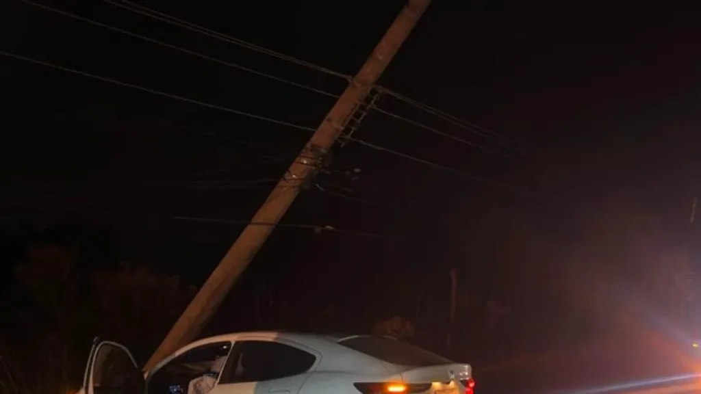 Carro colide com poste no Altiplano Leste e motorista não se fer