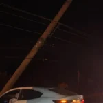 Carro colide com poste no Altiplano Leste e motorista não se fer