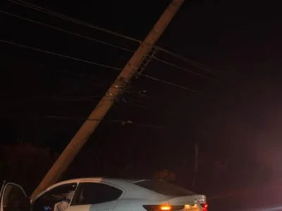 Carro colide com poste no Altiplano Leste e motorista não se fer