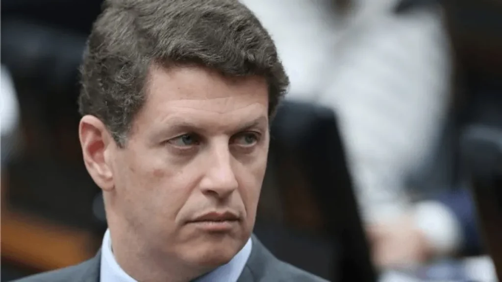 Salles troca suplente e ex-deputado assume vaga ao Senado