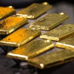 Ouro fecha em alta acima de US$ 4.400 com foco no Fed