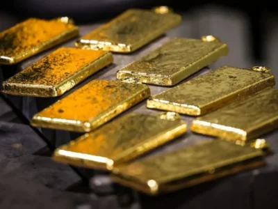 Ouro fecha em alta acima de US$ 4.400 com foco no Fed