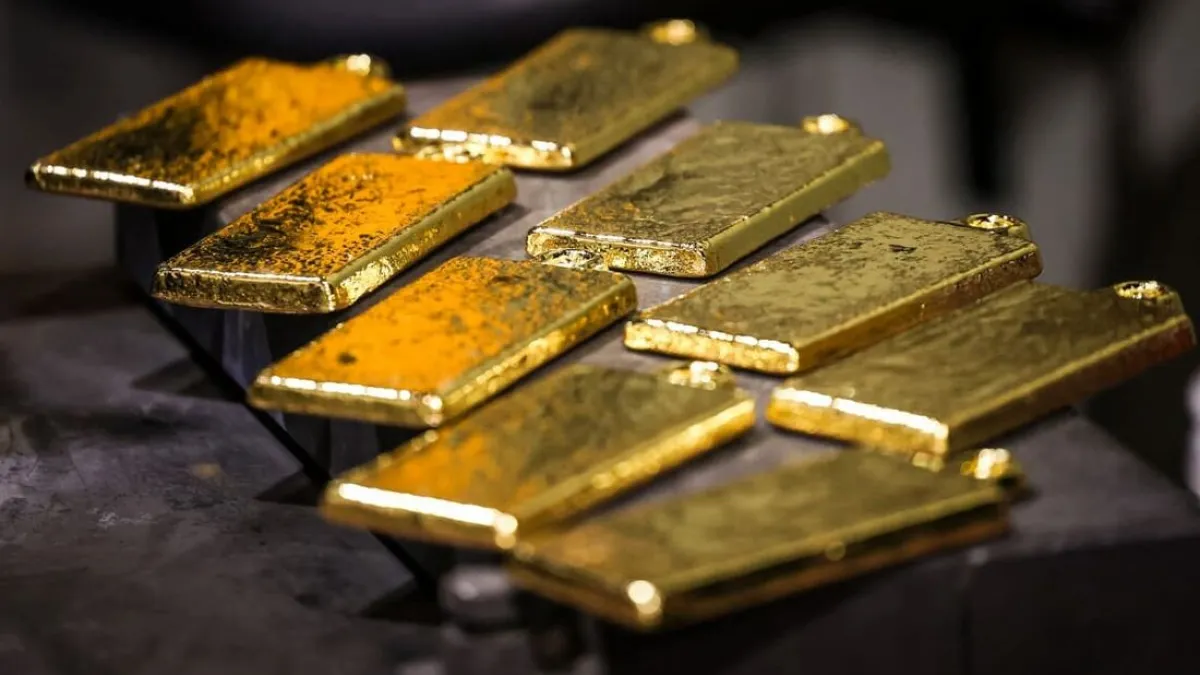 Ouro fecha em alta acima de US$ 4.400 com foco no Fed