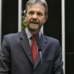 Líder do PT na Câmara sofre AVC e é internado em Brasília